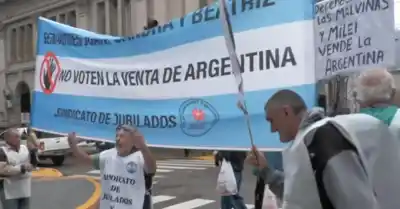 El insólito 'semaforazo' de los jubilados en Tucumán: qué reclaman y por qué el jueves puede ser clave