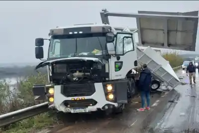 Despiste en Concordia: un camión que transportaba autos terminó contra la cartelería y dejó dos heridas