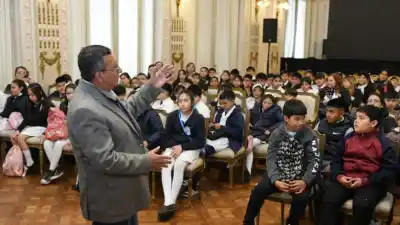 Un gesto que emocionó: el ministro Monteros abrió las puertas del Salón Blanco a estudiantes del interior