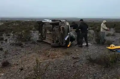 Autovuelco en la RP 70: el conductor quedó inconsciente y debió ser rescatado