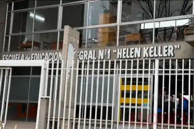 Entraron a una escuela de Paraná mientras los alumnos estaban fuera y vaciaron las mochilas: el dato que complica al ladrón
