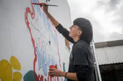 El mural que une generaciones en Barrio Rocamora: vecinos pintan su historia y frenan el vandalismo