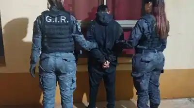 Robo frustrado en el Mercado Central: la dueña del local lo vio por las cámaras y la policía llegó justo a tiempo