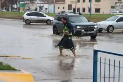 Un hombre cruzó descalzo una calle inundada en Roca: la imagen que expone la crítica situación