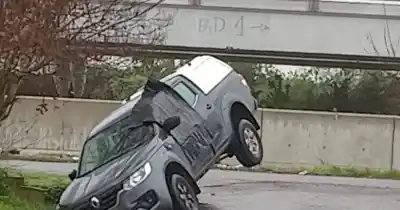 La Plata: una camioneta quedó encajada en un pozo y el impactante video se viralizó