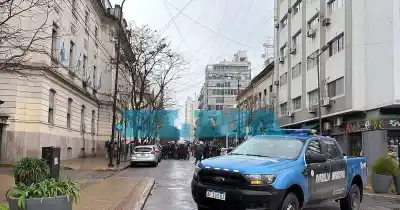 Caos vehicular en el centro de La Plata: una protesta paralizó el tránsito en 8 y Diagonal 74