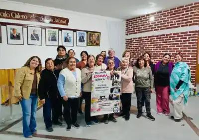 Tejer lazos: el taller gratuito que une a la comunidad chilena en Bariloche