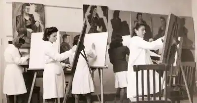 Obras históricas y nuevas miradas: así es la muestra por los 85 años de la Escuela de Artes Visuales