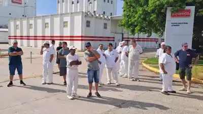 Trabajadores de Lácteos Verónica denuncian que comen salchichas vencidas y apuntan contra el Gobierno