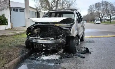 Se subió a su camioneta, intentó encenderla y las llamas la consumieron por completo