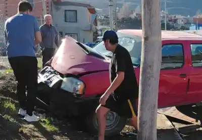 Se descompensó al volante y chocó contra un camión en Comodoro: qué se sabe