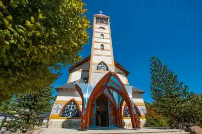 El santuario que une dos mundos: fe cristiana y cultura mapuche en el corazón de Junín de los Andes