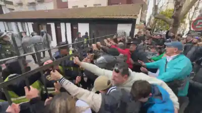 Tensión en Mar del Plata: empujones y reclamos en una marcha por la inseguridad tras tres crímenes en 24 horas