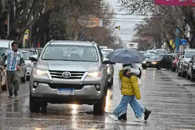 El cielo se desató en Roca: las impactantes imágenes de la lluvia que tiñó de gris todo el Alto Valle