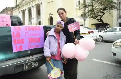 Festejó su última quimioterapia con una caravana en el centro de Tucumán: la emotiva historia de Valentina