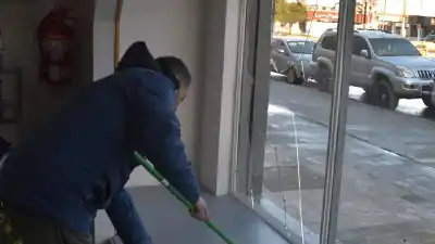 Rompen otra vidriera en pleno centro: el insólito detalle que dejó al local