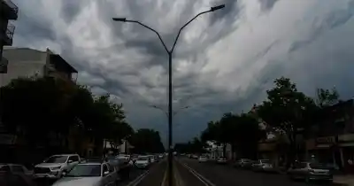 Alerta doble en Rosario: tormentas y ráfagas de hasta 78 km/h golpean este jueves