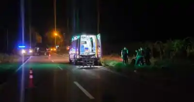 Se desbarrancaron en la Ruta 222: la camioneta terminó en el fondo de un arroyo