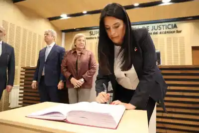 Asumió la nueva jueza de Familia en medio de un fuerte gesto de ausencias en el STJ