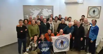 La medalla de la Selección Argentina llegó al CECIM La Plata y desató la emoción de los ex combatientes