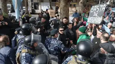 Estalló la bronca en Mar del Plata: incidentes frente a la Jefatura tras una marcha por la inseguridad