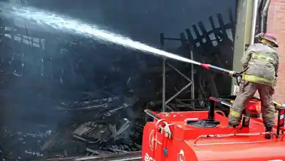 Alerta en Neuquén: derribarán los muros que quedaron al borde del colapso tras el incendio del depósito