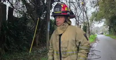 Un camión destrozó el tendido eléctrico en Arturo Seguí y dejó a oscuras a todo un barrio