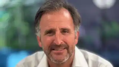 El senador libertario que asesora a extranjeros para comprar tierras: piden que no vote la reforma a la Ley de Tierras
