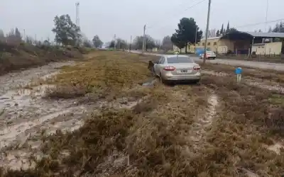 Voló por sobre las vías con su auto: el insólito despiste que terminó en Godoy