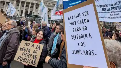 Jubilados coparon la puerta del Congreso y el Gobierno mira con preocupación el jueves