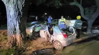 Un auto con siete personas se estrelló contra un árbol en Córdoba: el desenlace fatal que conmociona