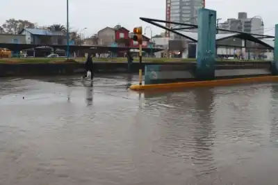 Cruzaban la 9 de Julio pero el agua les llegaba a la cintura: qué pasó con los colectivos