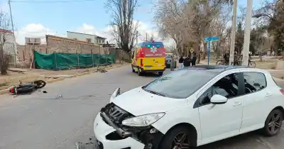 Una moto y un auto chocaron en Guaymallén: la conductora, de 20 años, lucha por su vida