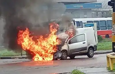 El momento de pánico en Temperley: una camioneta se incendió en plena avenida y quedó reducida a cenizas