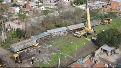 Descarrilamiento en Santa Rosa de Lima: un operario herido y más de 12 horas de trabajos para reencarrilar los vagones