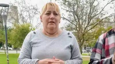Desesperación en Rosario: la madre de Micaela Albornoz se encadenó y denunció que su hija desapareció del consulado