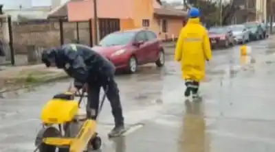Bajo la tormenta: las cuadrillas de ARSA que no frenaron su trabajo en Roca