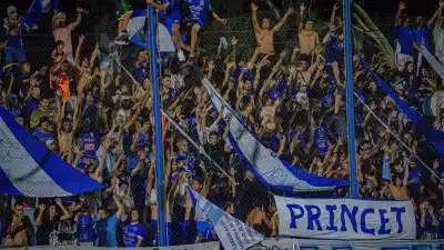 Unión de Villa Krause estalla: renuncias, plantel en paro y los hinchas toman el control