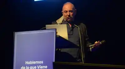 El psiquiatra que encendió las alarmas: ¿cuánto daño real causan las pantallas en los adolescentes?