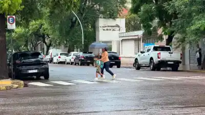 La madrugada en Santiago del Estero se tiñó de rayos y un diluvio que no dio tregua