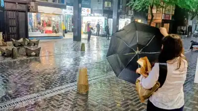 Jueves de alto riesgo en Rosario: doble alerta por tormentas y ráfagas que podrían superar los 90 km/h