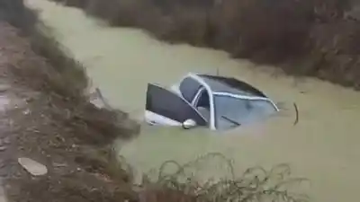 El dramático momento en que un auto cayó a un canal en plena lluvia en Neuquén