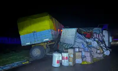 Volcó un camión cargado de electrodomésticos en la ruta 1 y el tránsito estuvo cortado por horas