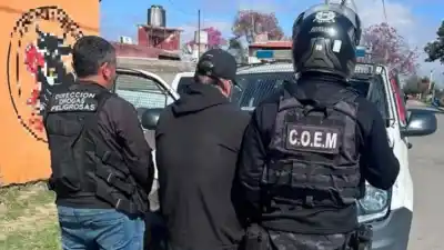 Intentó deshacerse de la droga ante la policía y el plan le salió mal