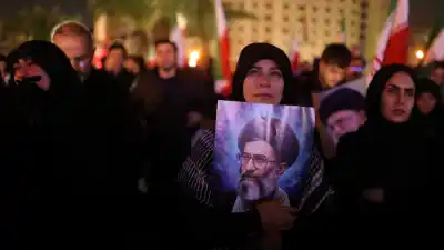 Irán dividido: Festejos y luto tras la muerte de Jamenei en medio de la ofensiva