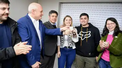 Kicillof entregó viviendas en General La Madrid y apuntó contra Milei: “Dejó abandonadas 16.000 casas”