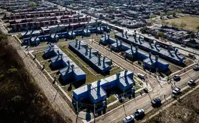Tras 3 años de abandono y vandalismo, la provincia reactivó la obra de 45 viviendas en Alto Comedero