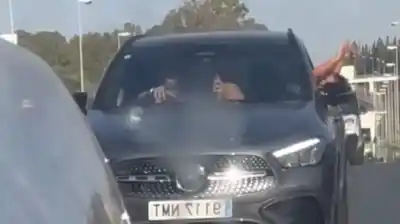 El video viral que le costó una multa a una pareja en plena autopista