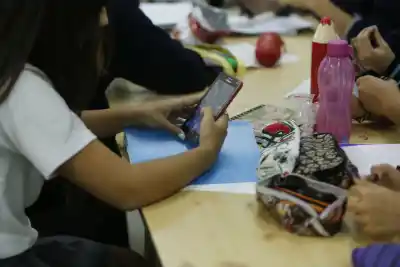 ¿Prohibir o educar? La ministra de Educación de San Juan desafía a los que quieren sacar el celular de las aulas
