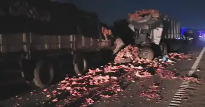 Dos impactos consecutivos en la autopista: un muerto y un caos de tránsito que se extiende por horas
